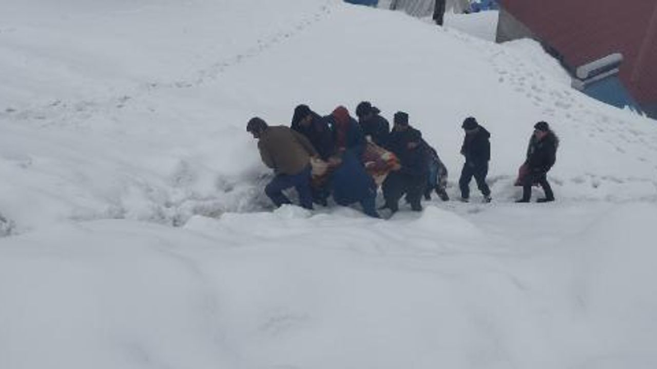 Siirt'te kardan kapalı yol 3 saatte açıldı, kalp hastası kadın hastaneye kaldırıldı