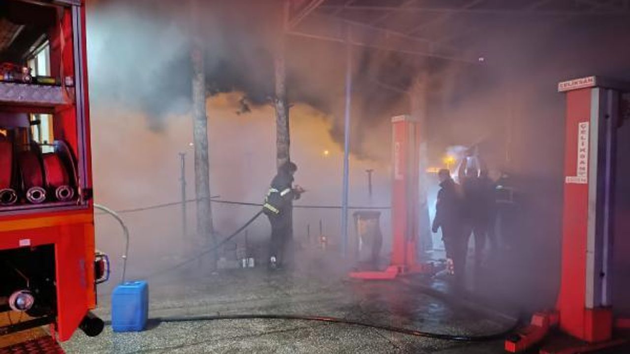 Siirt’te oto tamircide çıkan yangın, itfaiye ekiplerince söndürüldü