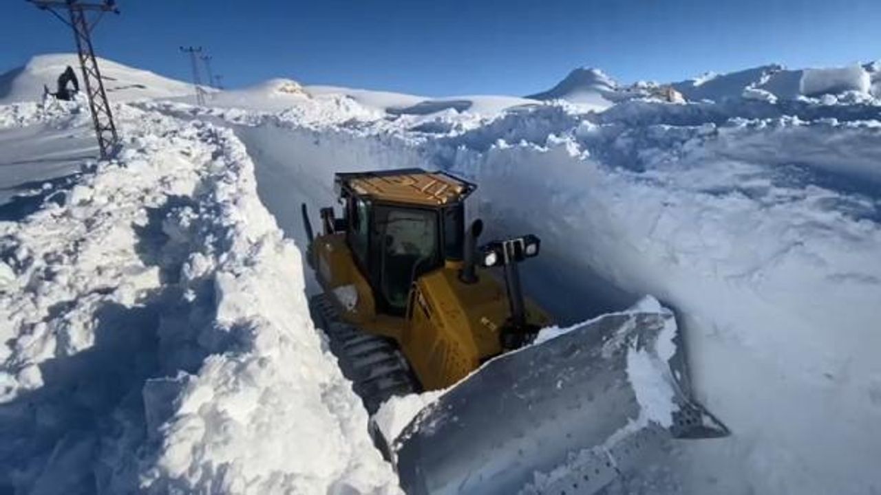 Şırnak’ta kar kalınlığı 3 metreyi geçti; iş makineleri gözden kayboldu