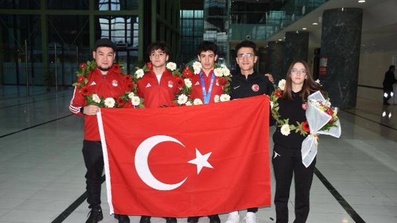 Sürat pateni milli sporcularına İzmir'de coşkulu karşılama