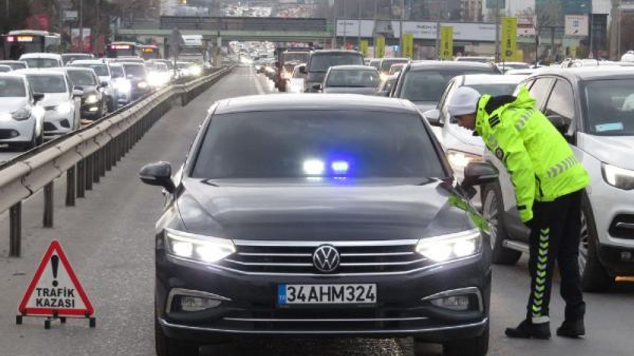 Üsküdar'da denetim; polisi gören bazı sürücüler şerit değiştirerek uzaklaşmaya çalıştı
