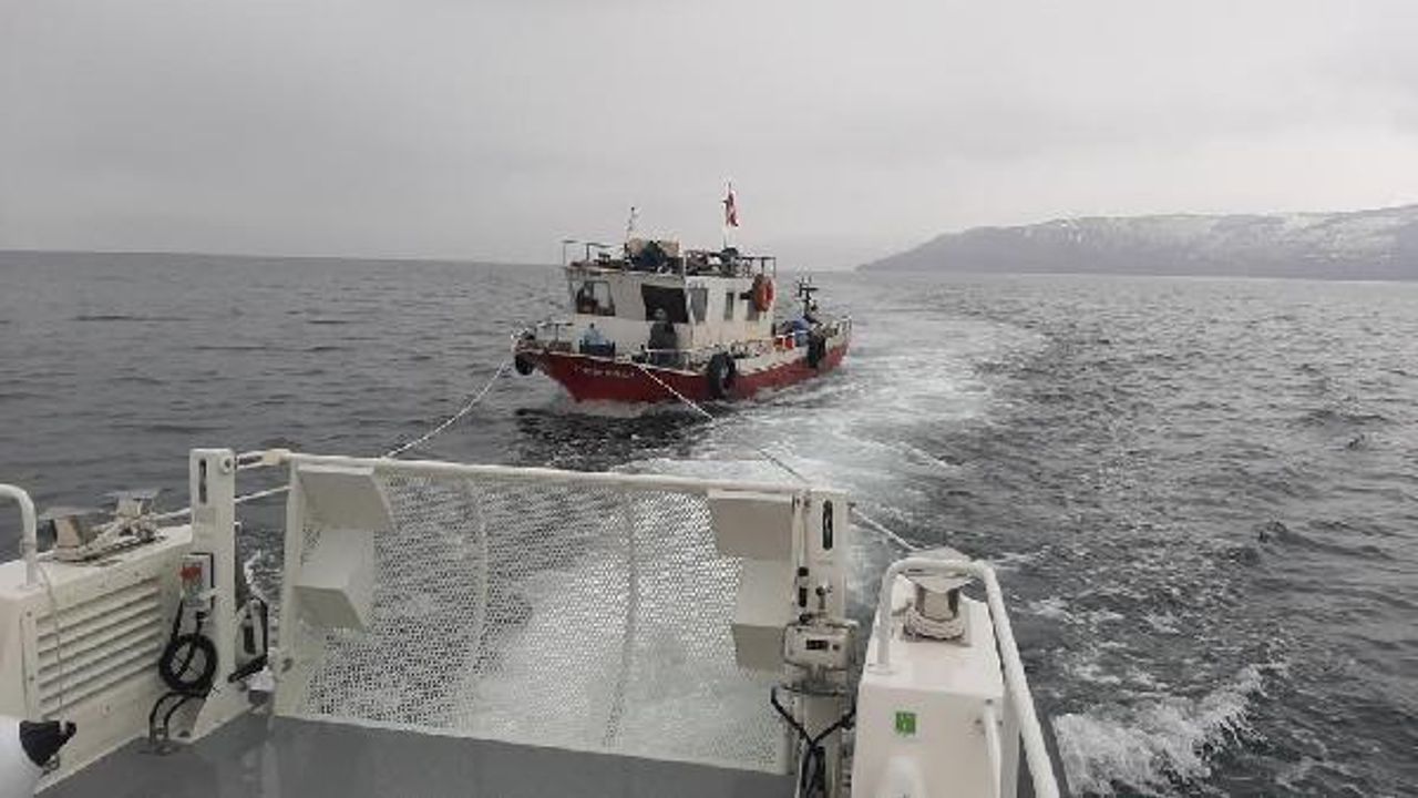Van Gölü'nde motoru arızalanan balıkçı teknesini deniz polisi kurtardı