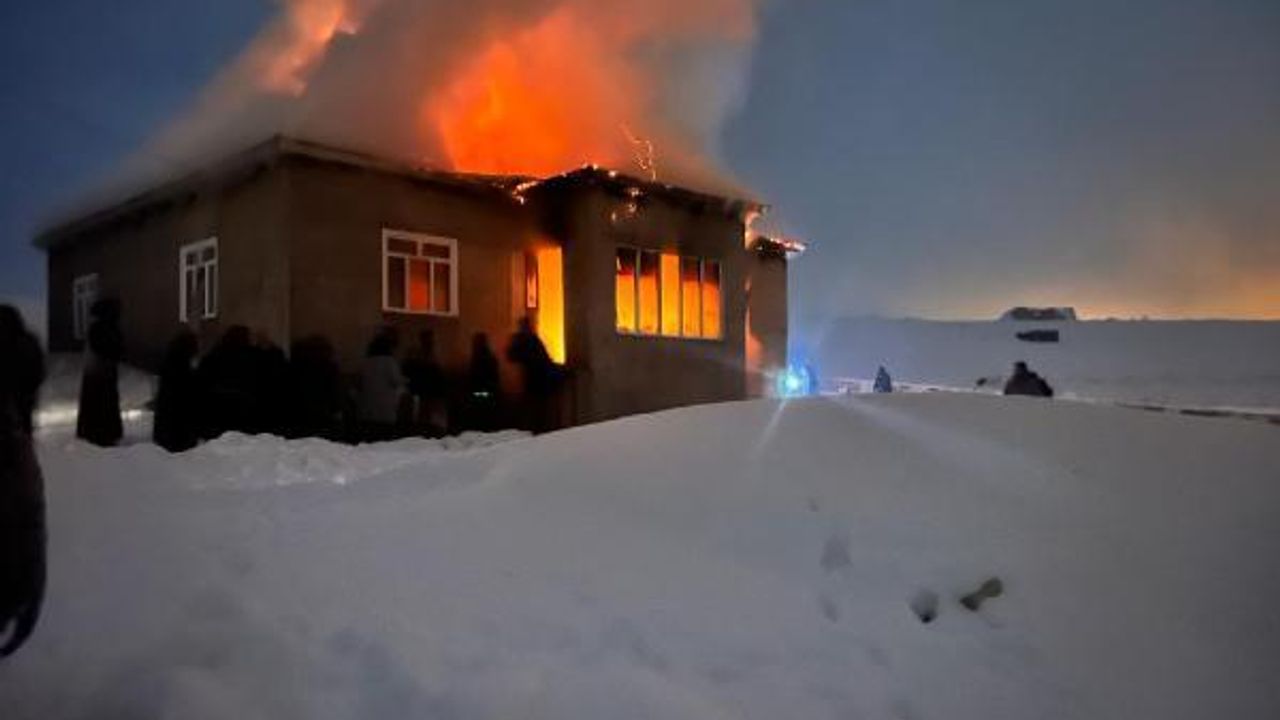 Van'daki ev yangınında 6 aylık Şerzan bebek, beşiğinde yanarak can verdi (2)
