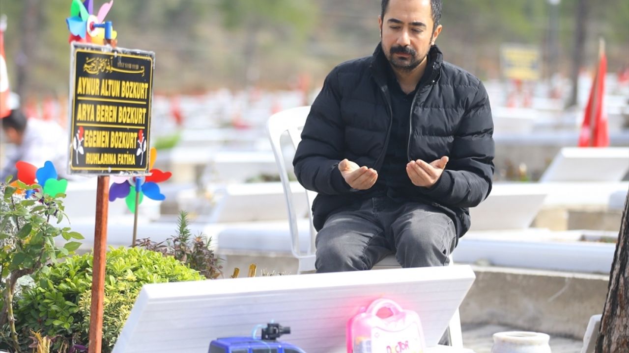 6 ŞUBAT DEPREMLERİNİN BİRİNCİ YILI - Depremde kaybettiği ailesinin mezarına 1 yıldır hediyeler götüren babanın acısı dinmiyor