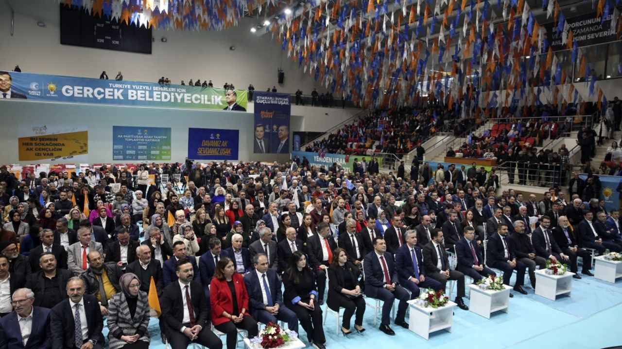 AK Partili Yalçın, partisinin "Uşak Aday Tanıtım Toplantısı"nda konuştu: