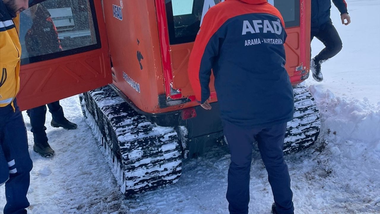 Ardahan'da ekipler yolu kardan kapanan köydeki hasta bebek için seferber oldu