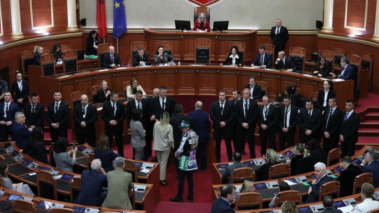 Arnavutluk Meclisindeki oturumlara muhalefet engeli devam ediyor