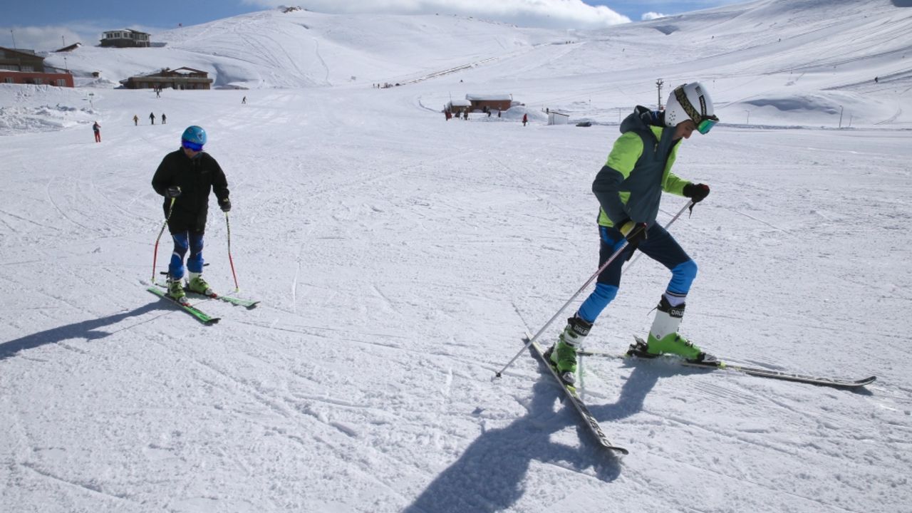 Babalarının antrenörlük yaptığı ikiz kayakçıların hedefi milli forma