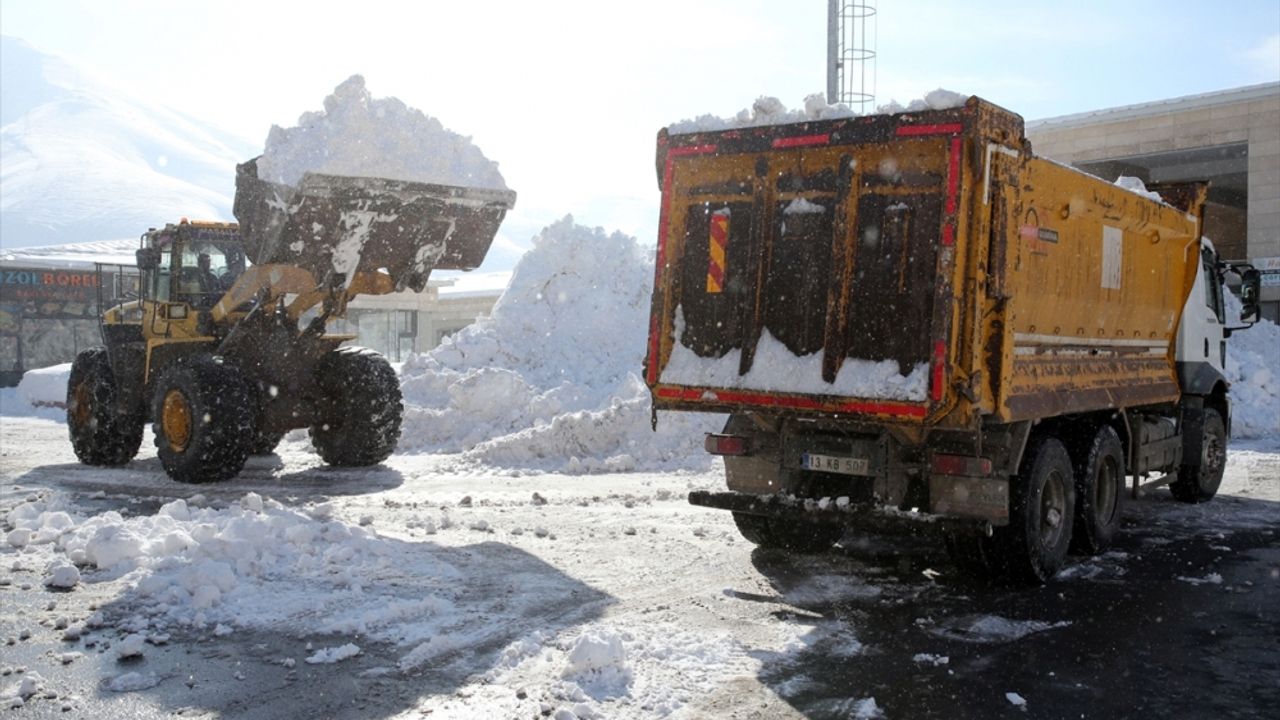 Bitlis'te cadde ve sokaklarda biriken kar kamyonlarla kent dışına taşınıyor