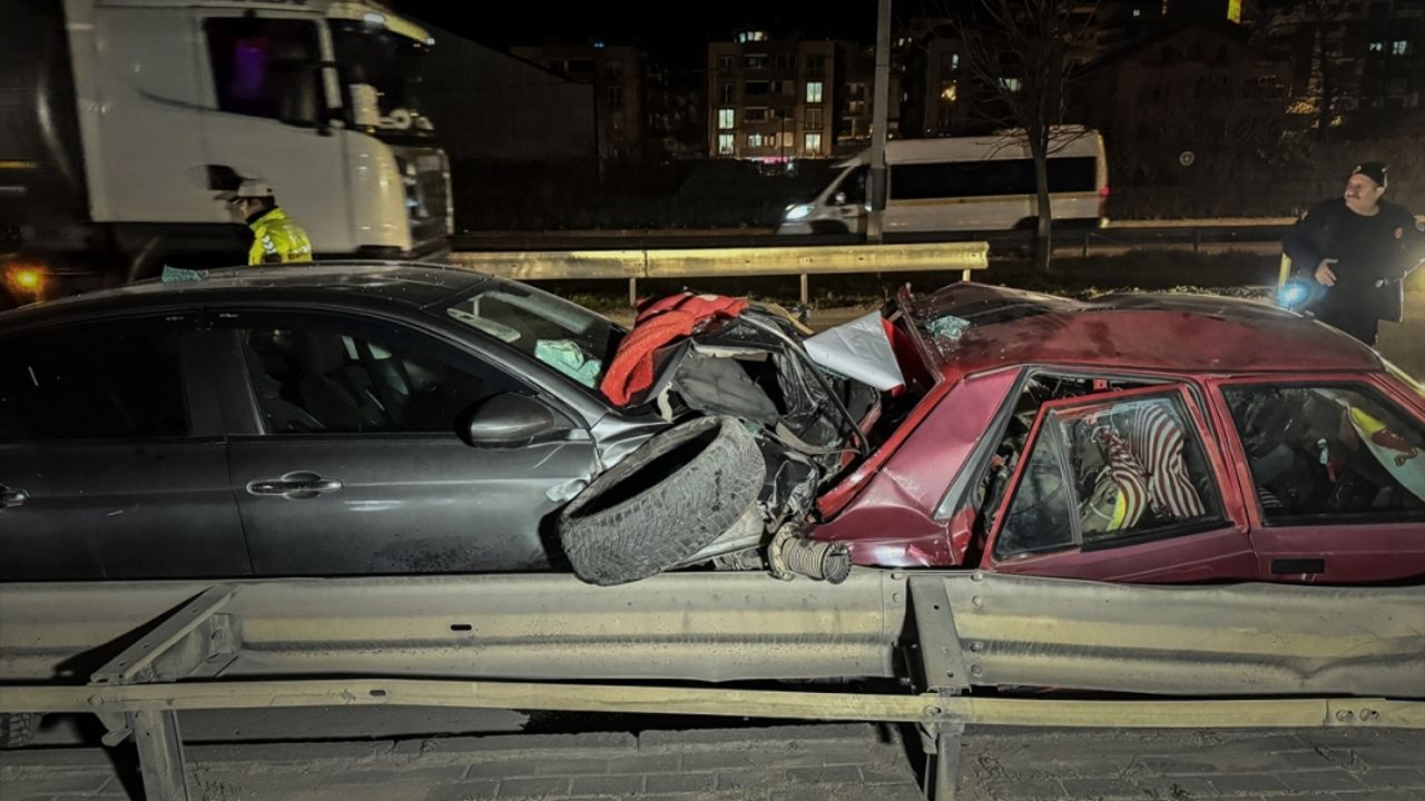 Bursa'da aracın patlayan lastiğini değiştiren kişilere otomobil çarptı: 1 ölü, 2 yaralı