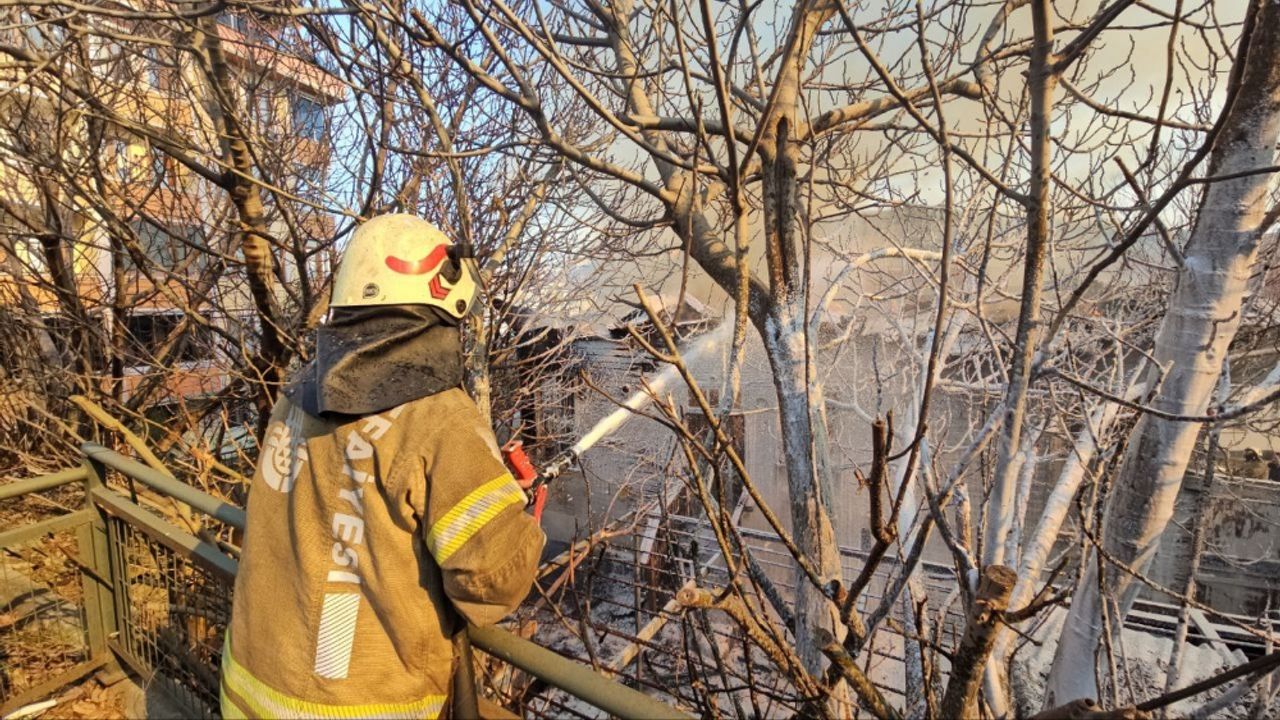 Eyüpsultan'da tek katlı ahşap ev yandı