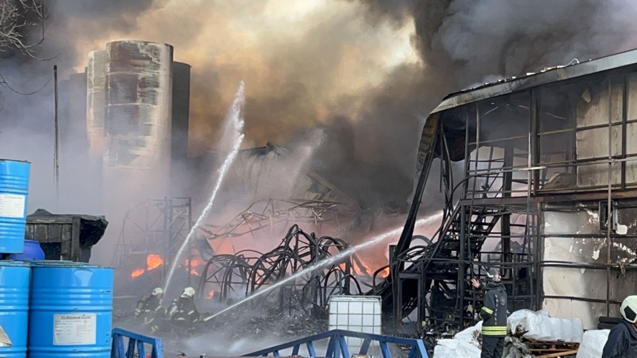 GÜNCELLEME - Kocaeli'de bir fabrikada çıkan yangına müdahale ediliyor