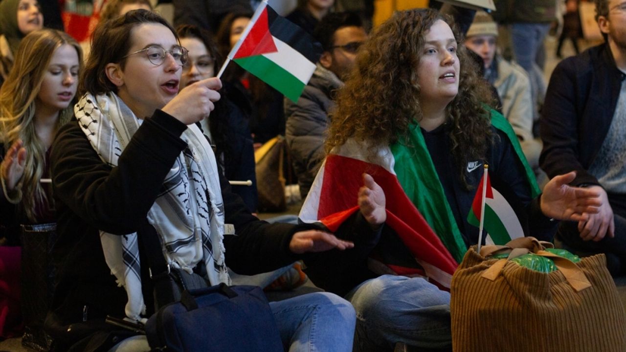 Hollanda'nın Lahey kentinde, Filistin'e destek için oturma eylemi yapıldı