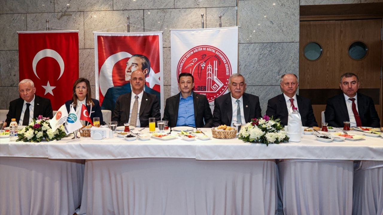 İzmir'de AK Parti ve İYİ Partinin adayları kentsel dönüşüm yaklaşımlarını anlattı