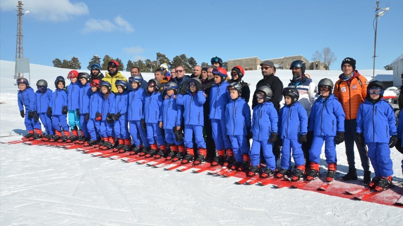 Kars'ta Valilik öncülüğünde öğrencilere verilen kayak eğitimleri devam ediyor