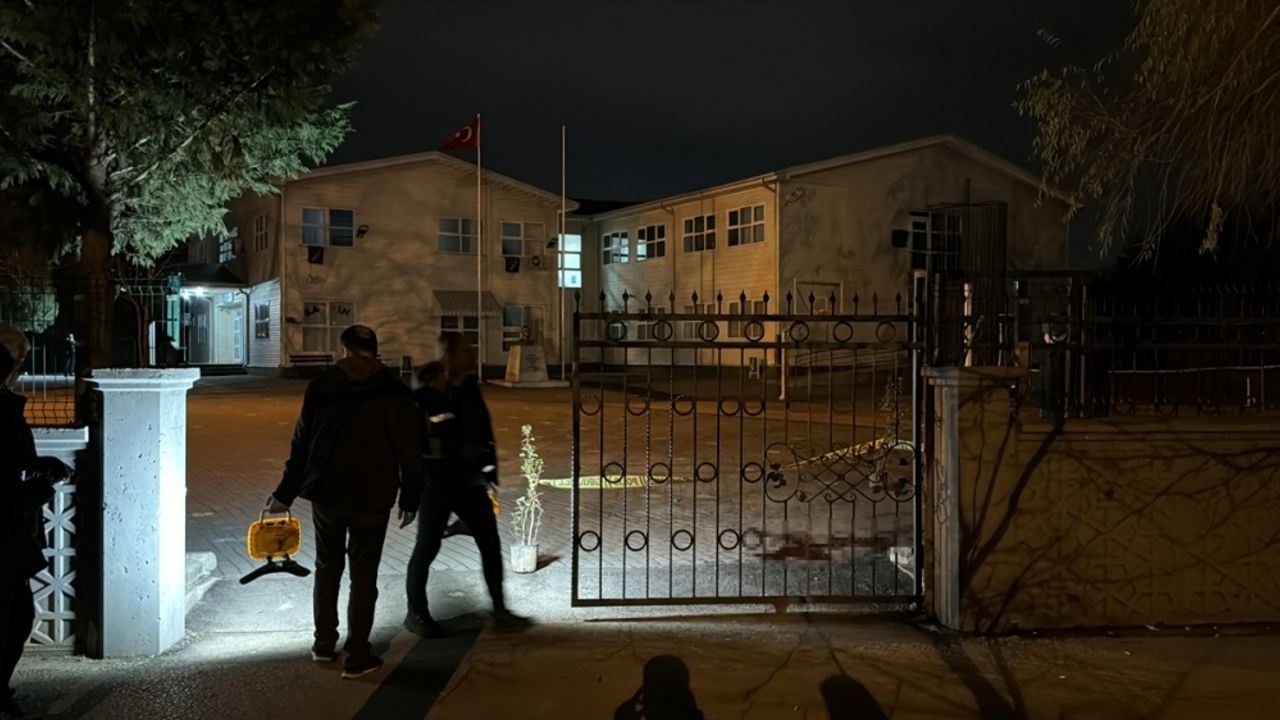 Kocaeli'de okul bahçesinde bıçaklı saldırıya uğrayan kişi ağır yaralandı