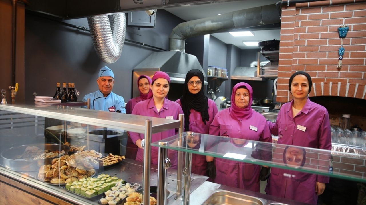 Mardin'de ihtiyaç sahiplerine ücretsiz yemek verilecek restoran açıldı