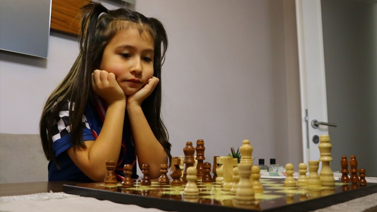 Minik Defne'nin satrançta hedefi Avrupa şampiyonluğu