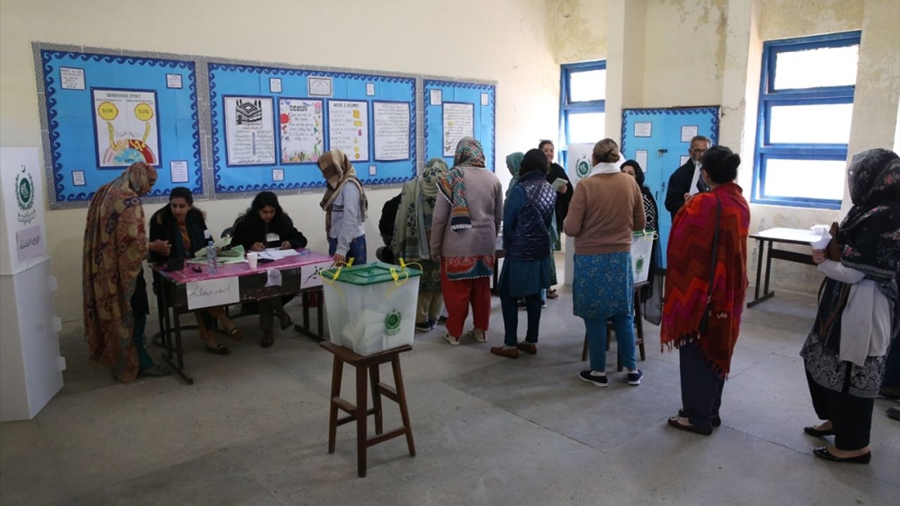 Pakistan'da oy verme işlemi devam ediyor