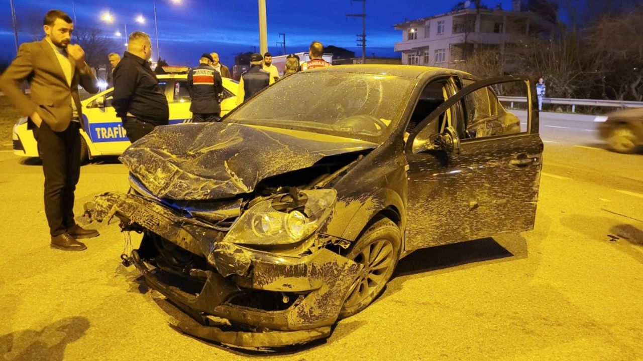 Samsun'da iki otomobil çarpıştı, 1 kişi öldü, 5 kişi yaralandı