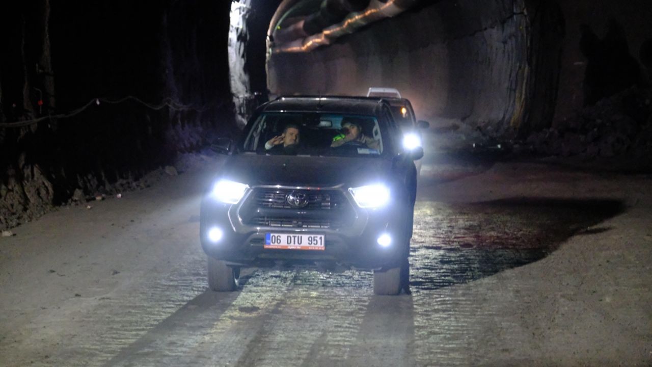 Şırnak Valisi Atay yapımı süren Şırnak-Van kara yolu tünel inşaatını inceledi