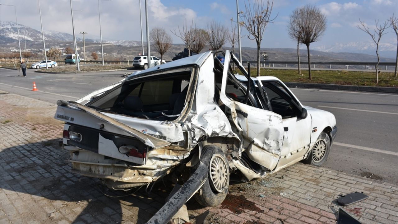 Şırnak'ta pikap ile otomobilin çarpıştığı kazada 4 kişi yaralandı