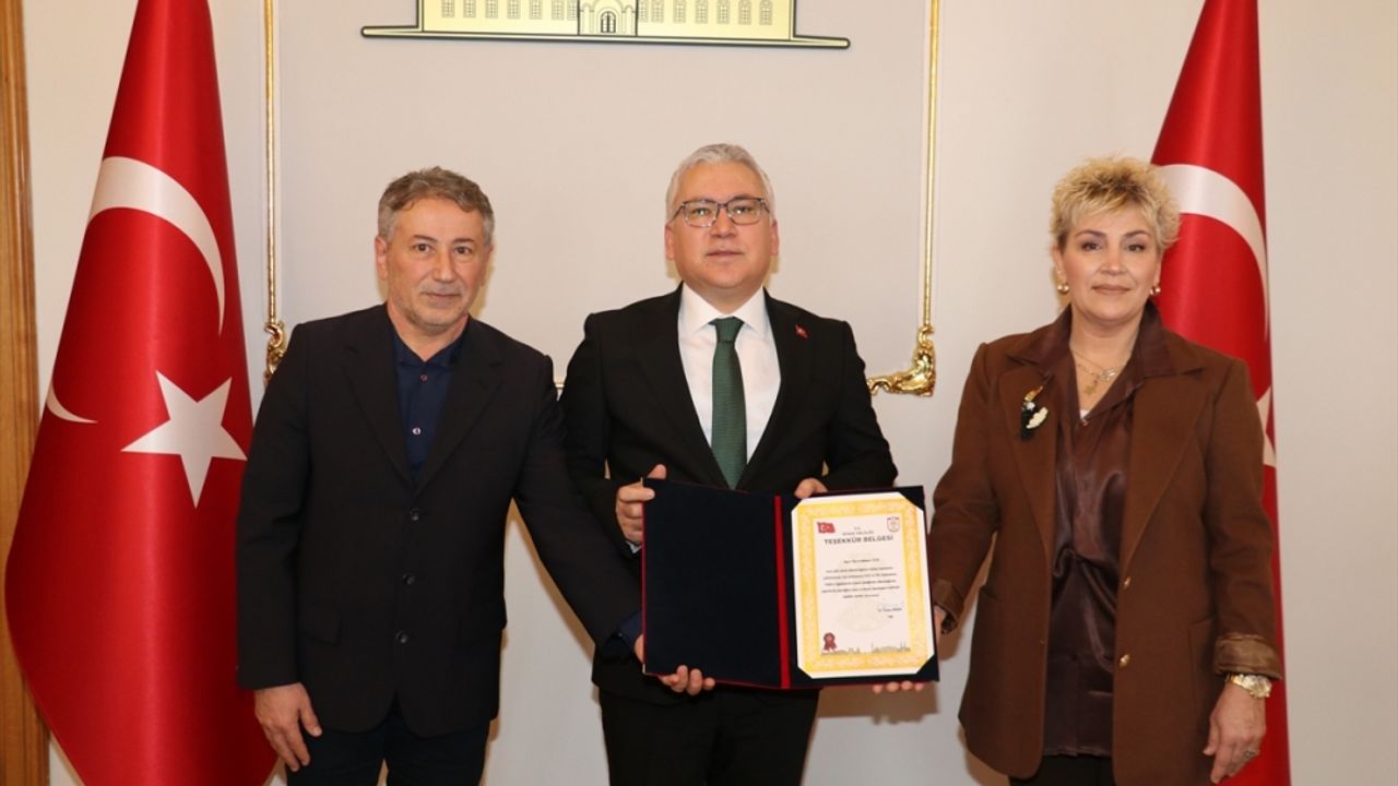 Sivas'ta emekli öğretmen çift, TSKGV ve AFAD'a 1 milyon lira bağışladı