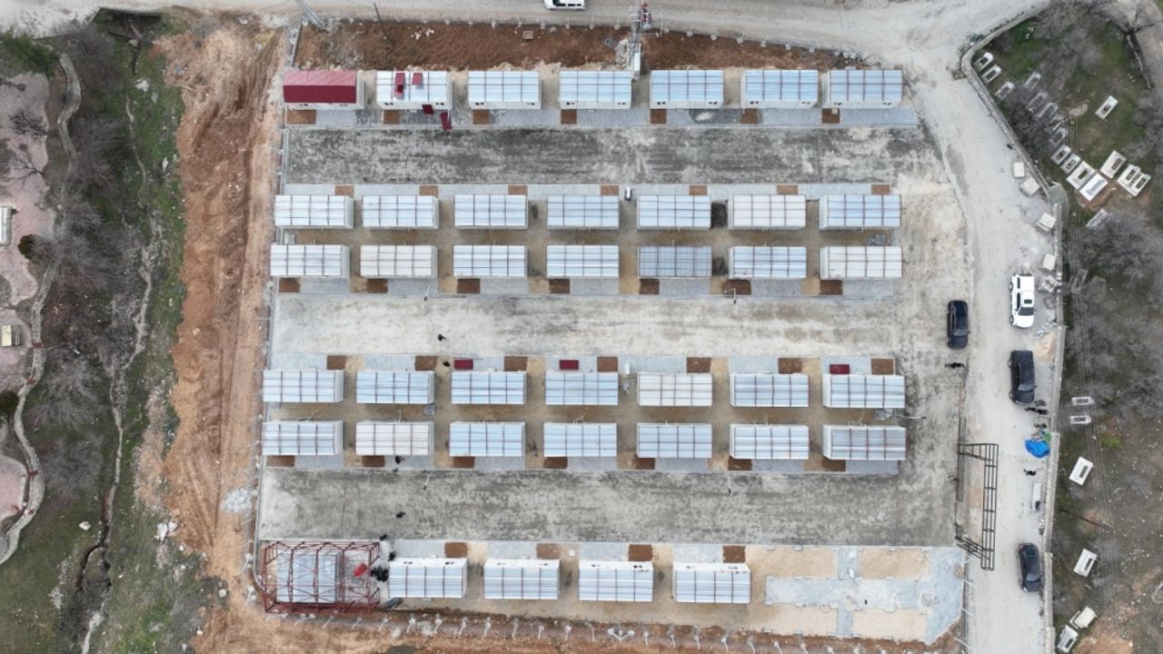 Tunceli Valisi Tekbıyıkoğlu, Pertek'teki konteyner kent çalışmalarını inceledi