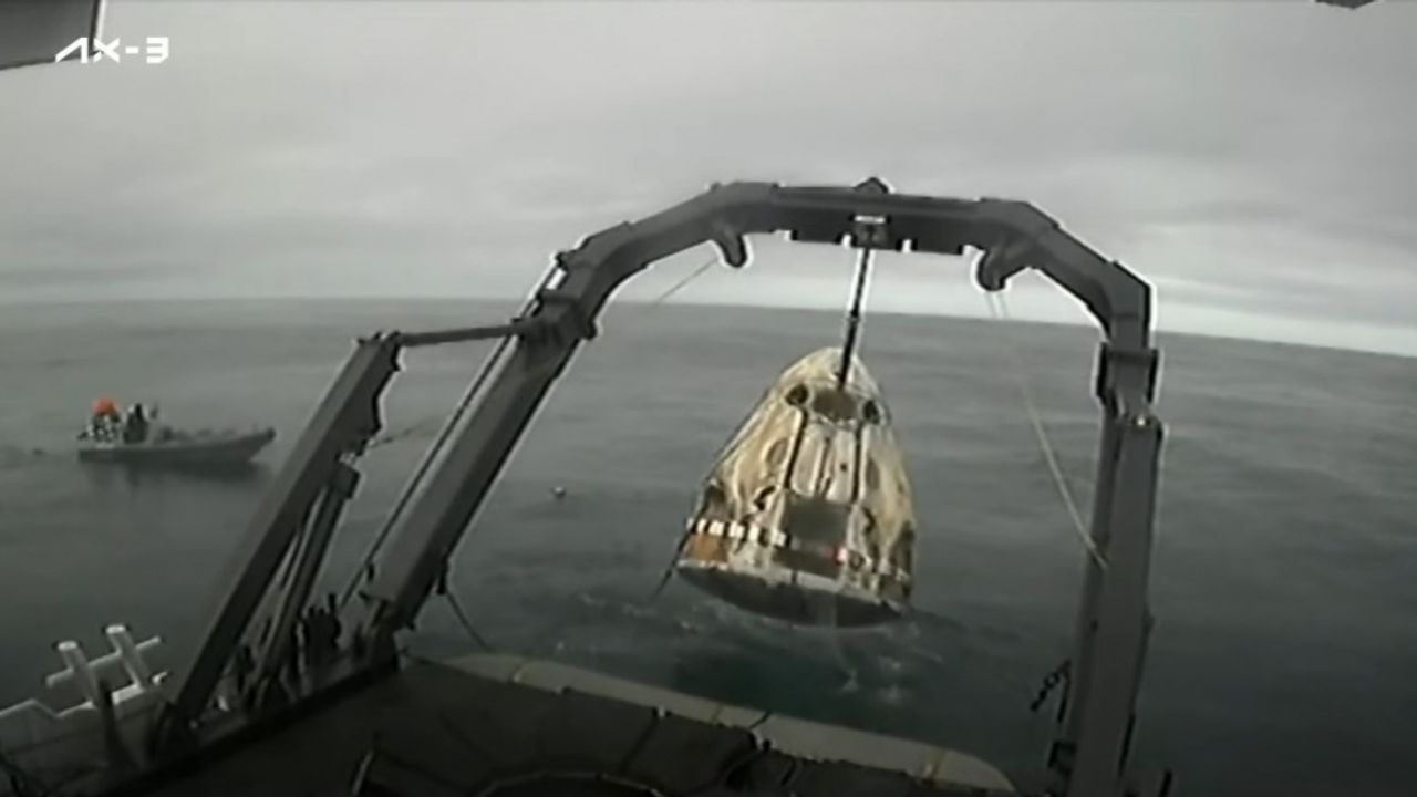 Türkiye'nin ilk astronotu Gezeravcı'nın da içinde yer aldığı Dragon kapsülü, yer ekibi tarafından gemiye alındı