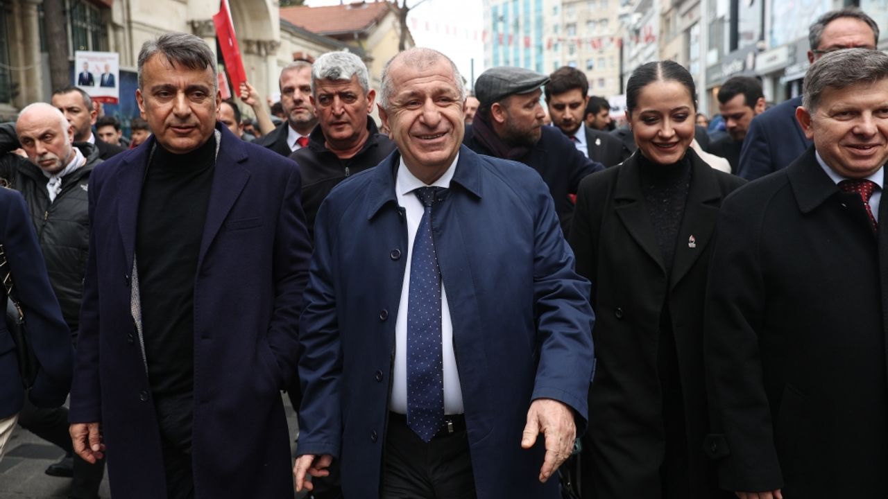 Zafer Partisi Genel Başkanı Özdağ, İstiklal Caddesi'nde vatandaşlarla bir araya geldi