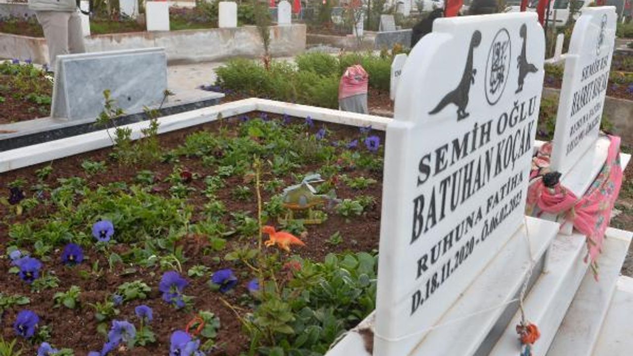 Adana'da depremde ölenler, yıkılan binaların enkazının kaldırıldığı alanlarda anıldı (4)