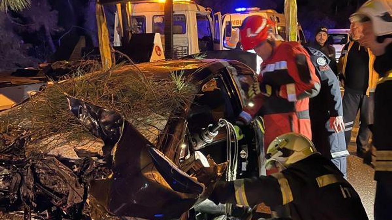 Ağaca çarpan otomobilin sürücüsü astsubay öldü