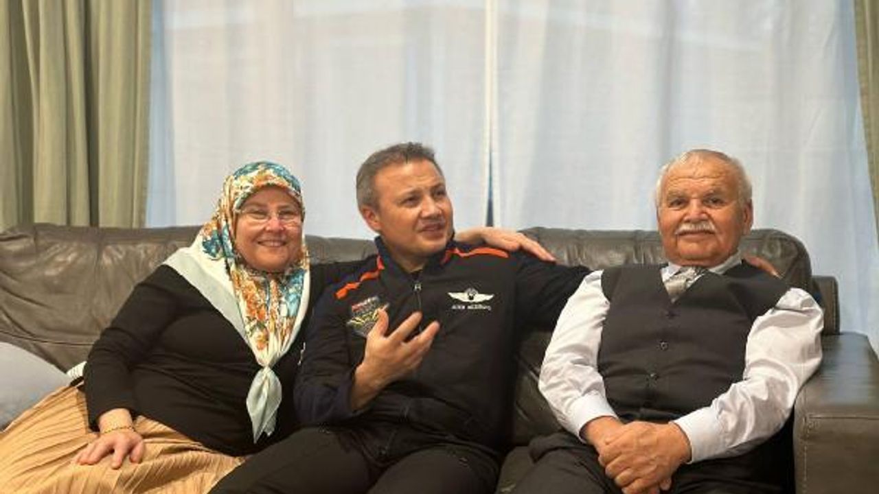 Alper Gezeravcı, ailesi tarafından karşılandı/ Ek fotoğraf