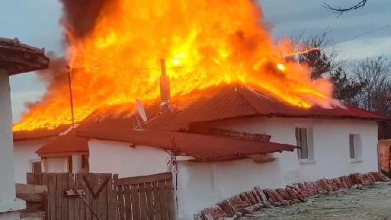 Amasya'da tek katlı ev, yangında kullanılamaz hale geldi