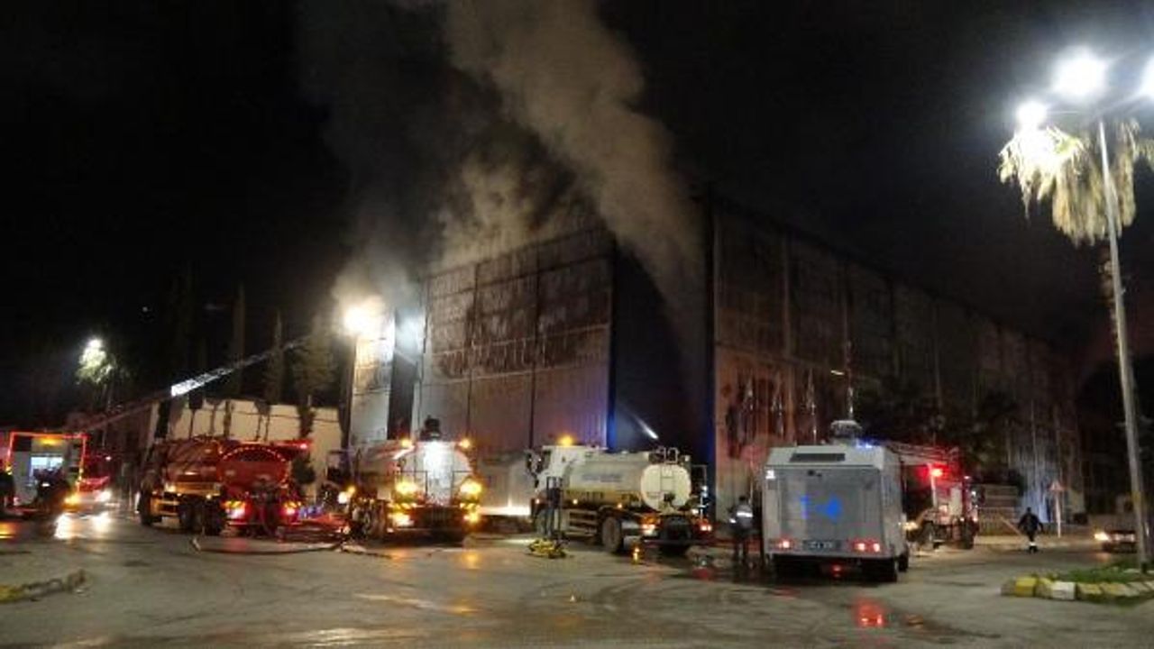 Antalya'da tekne ve yat imalathanesinde çıkan yangın söndürüldü (2)