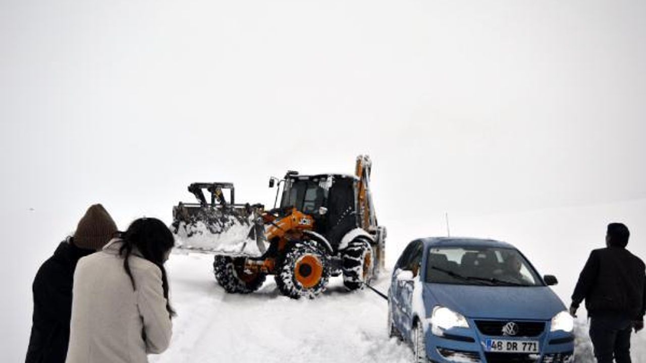 Araçları kara saplanan 3 öğretmeni, karla mücadele ekipleri kurtardı