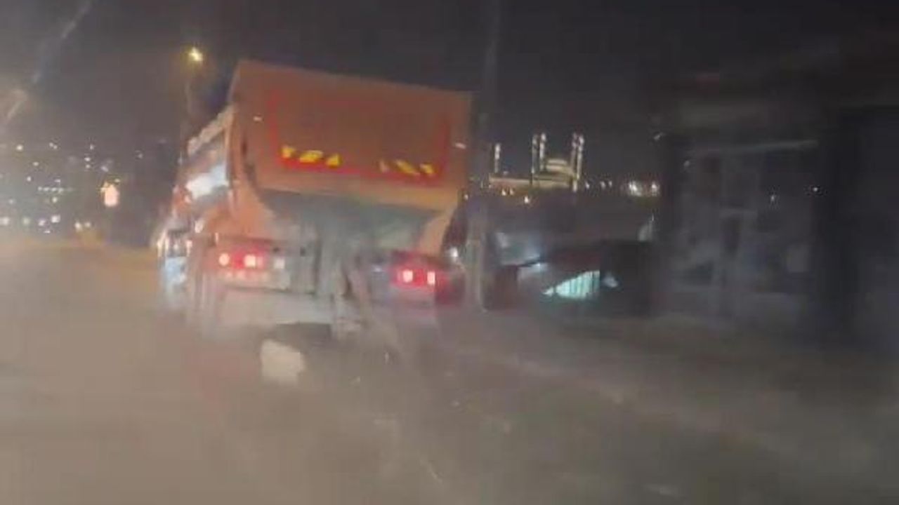 Arnavutköy'de hafriyat kamyonunun kapağı açık kaldı; düşen moloz parçaları tehlike saçtı