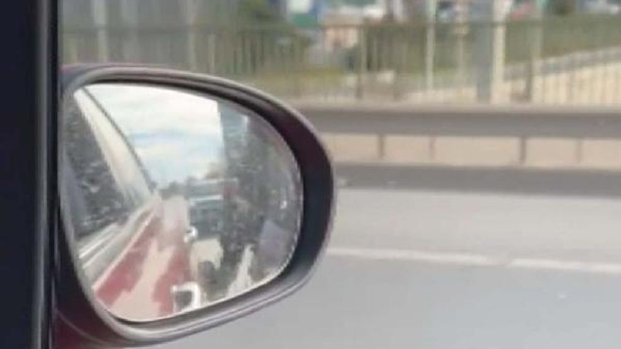 Ataşehir'de motosikletli tartıştığı sürücünün otomobilini tekmeledi hakaretler savurdu