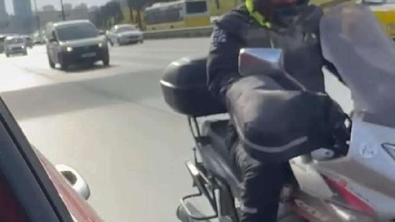 Ataşehir'de tartıştığı sürücünün aracını tekmeleyen motosikletli kamerada