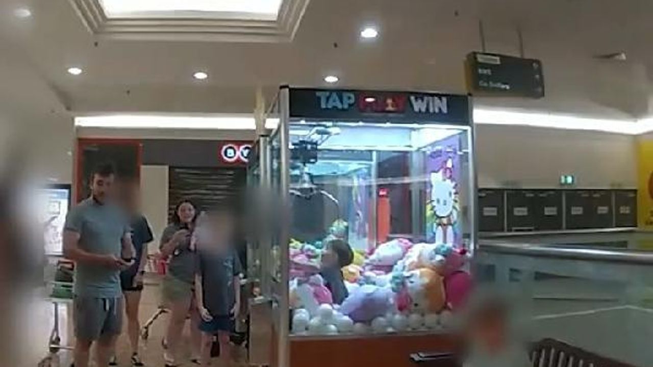 Avustralya polisi, oyuncak makinesinin içinde mahsur kalan çocuğu kurtardı