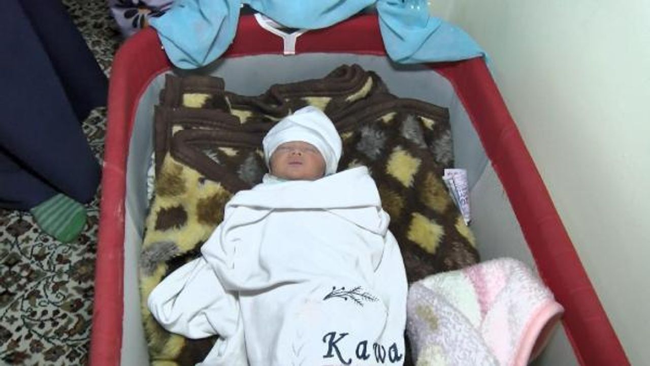 Bahçelievler'de yolcu minibüsünde doğan Asmin bebek 14 gün sonra yuvasına kavuştu 