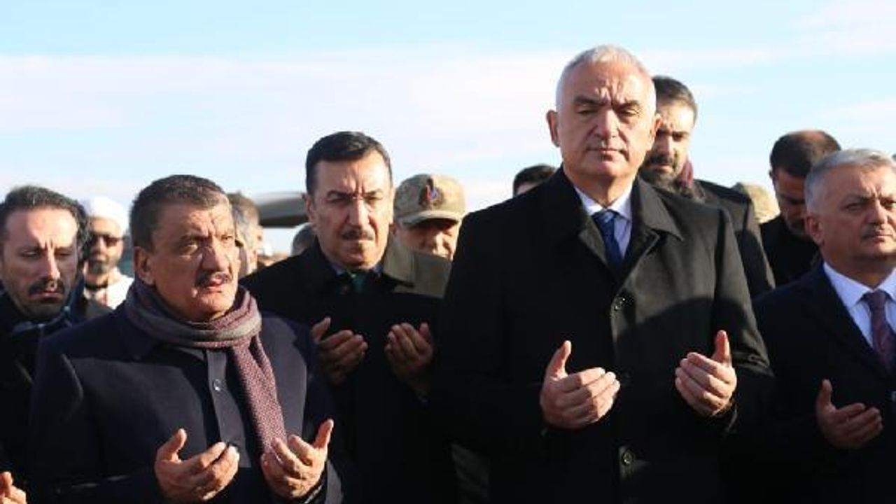 Bakan Ersoy, depremde yaşamını yitirenlerin mezarlarına karanfil bıraktı