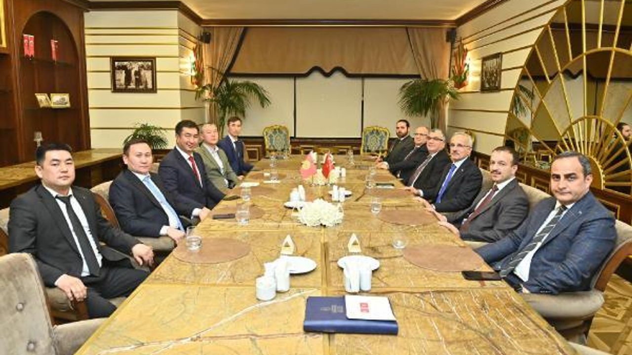 Bakan Uraloğlu, Kırgızistan Ulaştırma ve Haberleşme Bakanı Tekebaev ile bir araya geldi