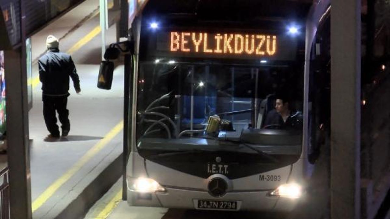 Beylikdüzü'nde arızalanan metrobüsü kontrol eden şoför, başka metrobüsün çarpmasıyla öldü