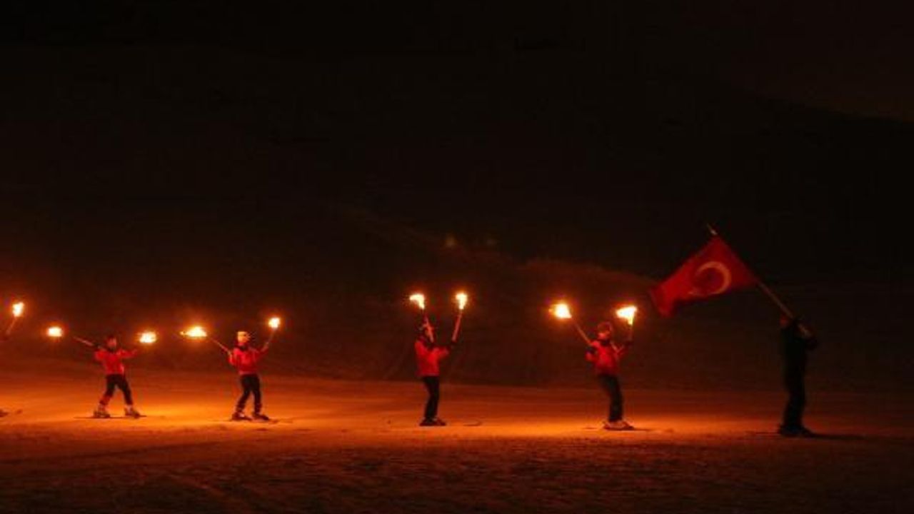 Bitlis'te Kar Festivali ve Meşaleli Kayak gösterilerine ilgi yoğun oldu