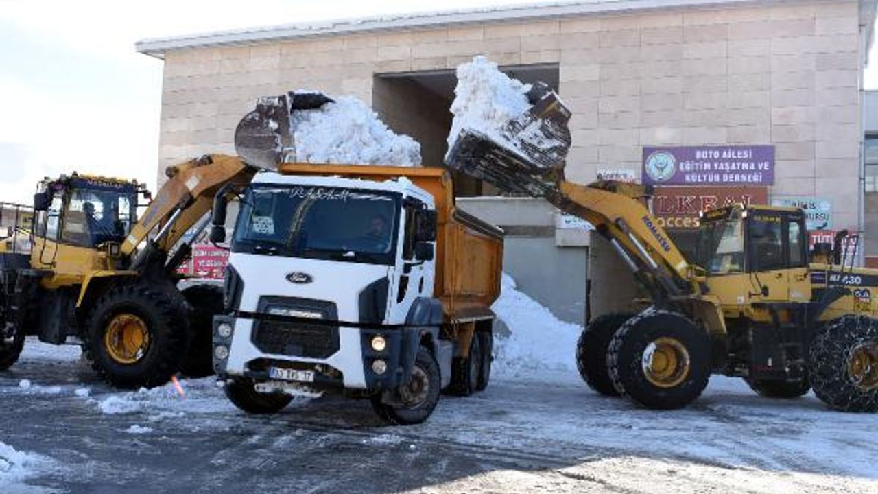 Bitlis'te karlar, kamyonlarla şehir dışına çıkartılıyor