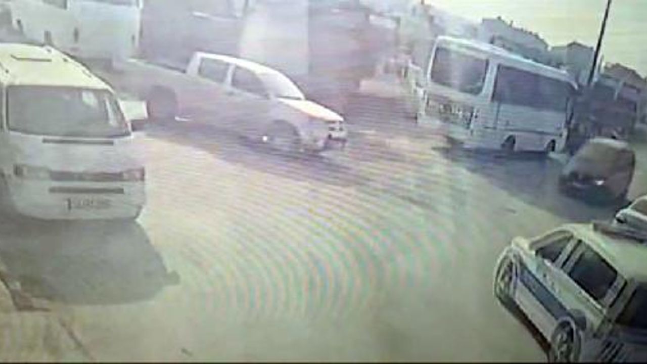 Bulgaristan plakalı otomobil, takip sırasında ekip aracına çarptı; 2 polis yaralı