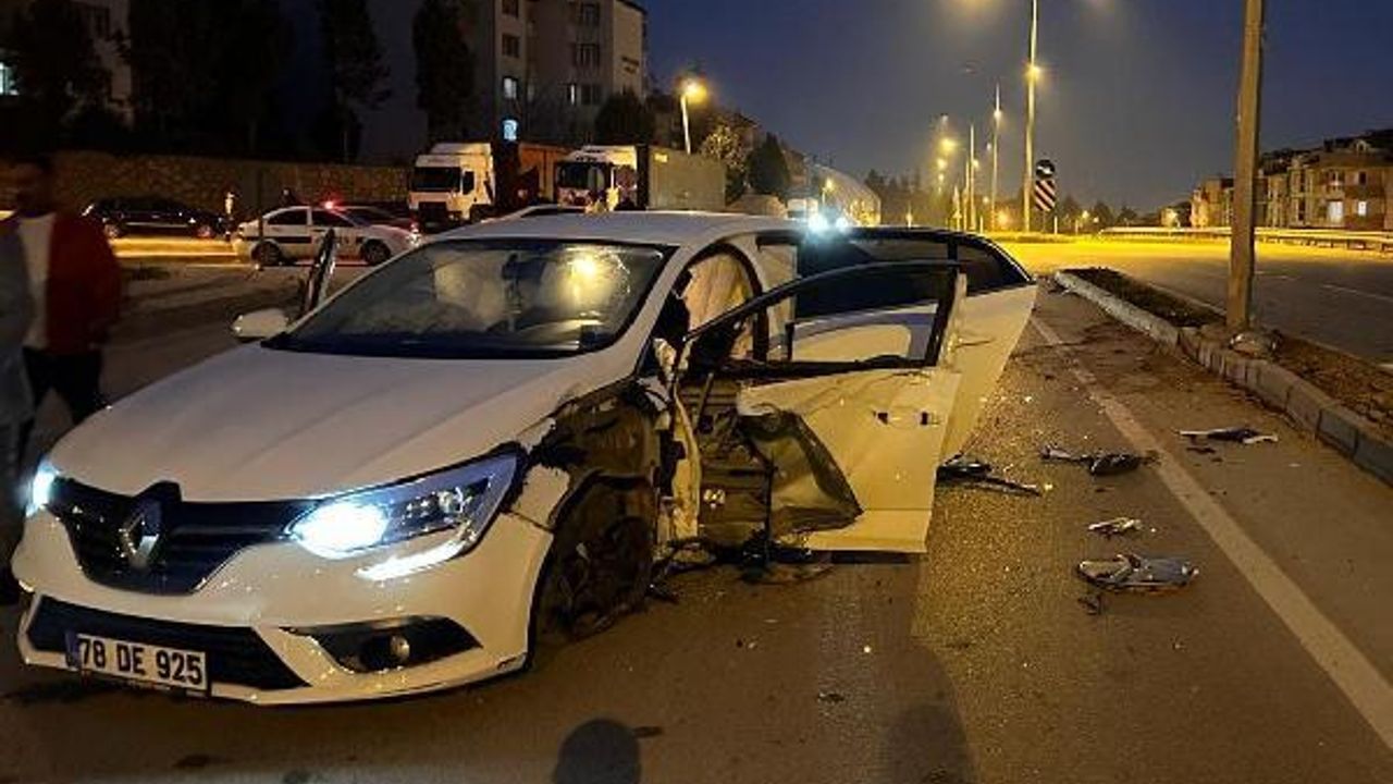 Bursa'da iki otomobilin çarpıştığı kazada 4 kişi yaralandı