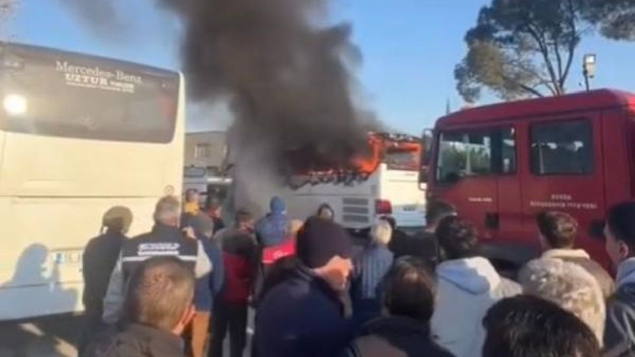 Bursa'da park halindeki otobüs yandı