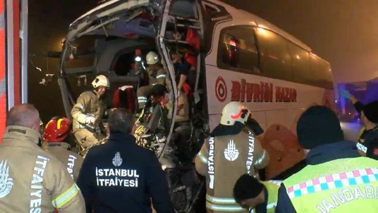 Çekmeköy Kuzey Marmara Otoyolu'nda yolcu otobüsü TIR'a çarptı: 1'i ağır 19 yaralı- (geniş haber)